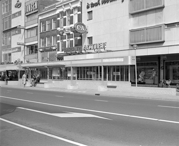 884839 Afbeelding van een grote abri van het G.V.U. op de bushalte aan de noordzijde van het Vredenburg te Utrecht, met ...